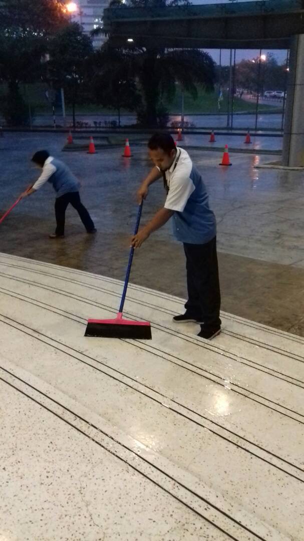 Terminal cleaning in a transport hub